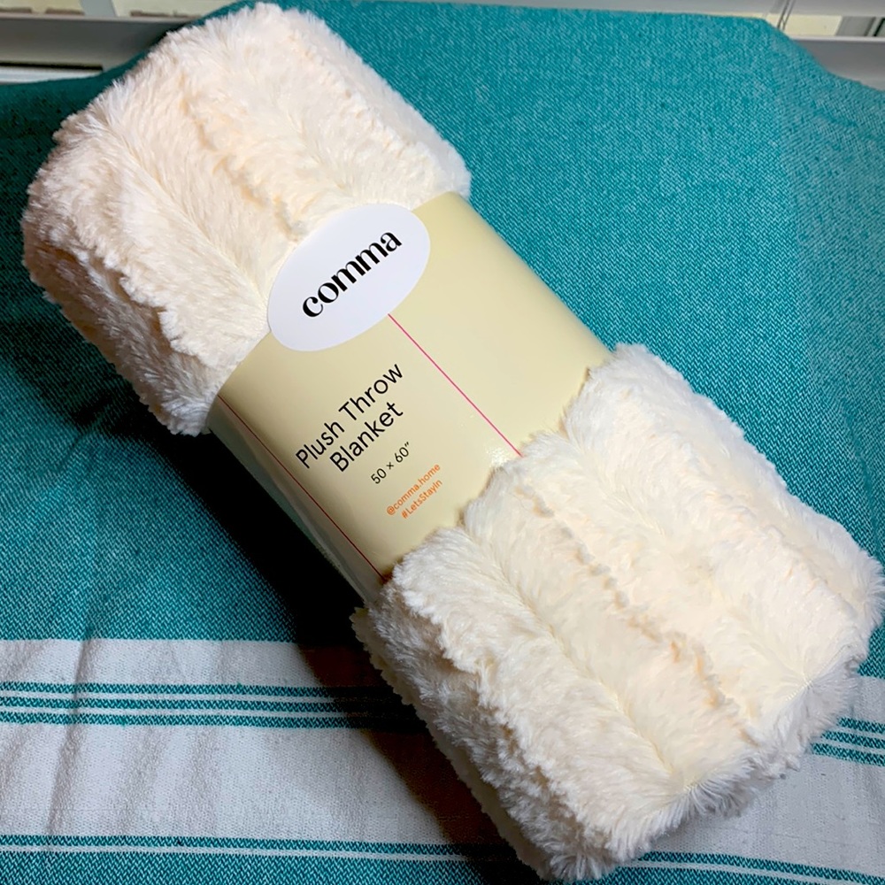 Comma 50x60 Plush Throw Blanket